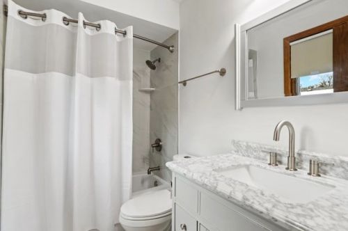 8401 Park Ave, Willowbrook IL 60527-6343 exterior