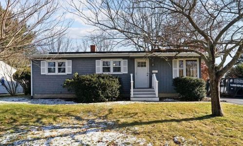 35 Sleepy Hollow Rd, Warwick, RI 02818-1718