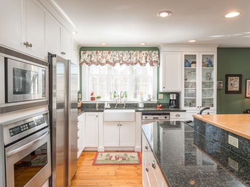 21 Chapman St, Bethel, ME 04217-4036