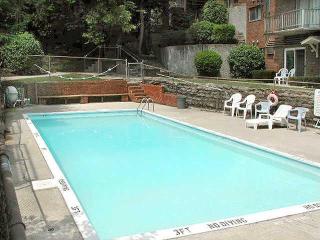 2312 Ohio Ave, Cincinnati OH  45219-1653 exterior