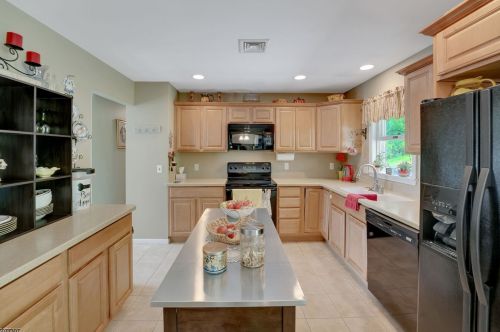 32 Arrowhead Dr, Wantage, NJ 07461-1211