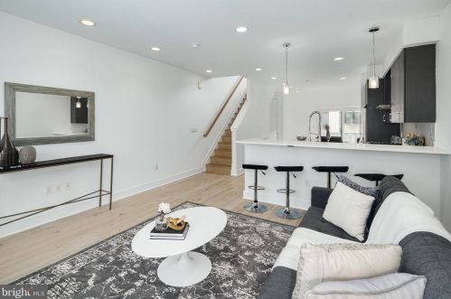 634 5th St, Philadelphia, PA 19123-2215