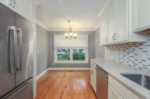 94 Fawn Ridge Ln, Norwalk, CT 06851-1138