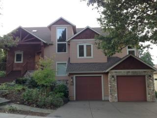 405 Tillicum Dr, Silverton, OR 97381-1979