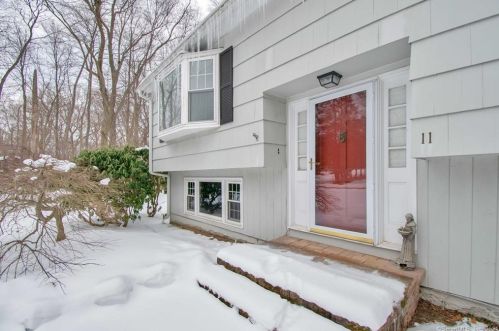 11 Heather Hill Rd, Huntington, CT 06484-1927