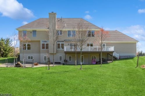 9 Ponds Edge Ln, Warren, NJ 07059-6832