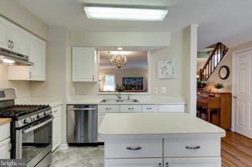 8725 Stone Hill Pl, Springfield VA  22153-1718 exterior