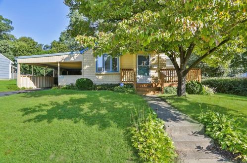17 Sunnyside Dr, Huntington, CT 06484-4429