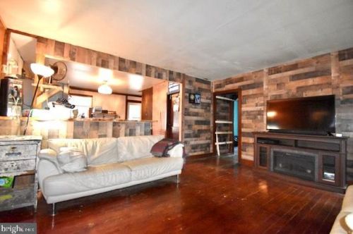 15 Main St, Upper Freehold Township, NJ 08514-1813