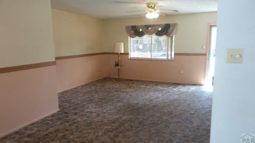 37 Calhoun Rd, Pueblo, CO 81001-4603