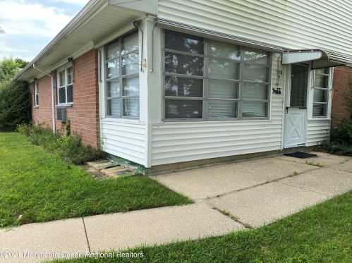 128 Rosewood Dr, Lakehurst, NJ 08759-3838