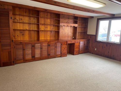 33 Chesterfield Rd, East Lyme, CT 06333-1202