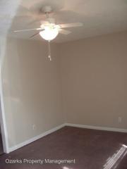 829 Campbell Ave, Springfield MO  65802-3820 exterior