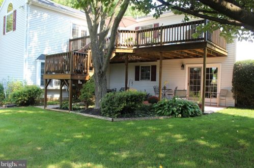 2482 Creek View Dr, Lancaster PA  17602-1451 exterior