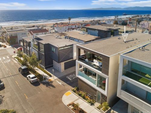 217 1st St, Manhattan Beach, CA 90266-6500
