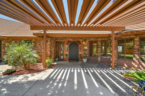1131 Coronet Dr, Riverside, CA 92506-5606
