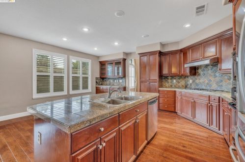 2016 Forest Glen Ct, Valley Home, CA 95361-2966