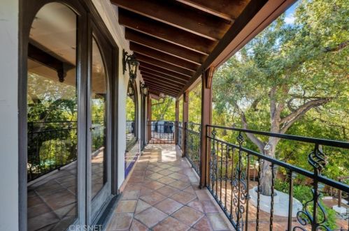 1664 Las Flores Dr, Glendale CA  91207-1200 exterior