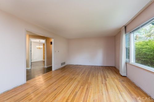 9 Stirling Ct, Metuchen, NJ 08840-1514