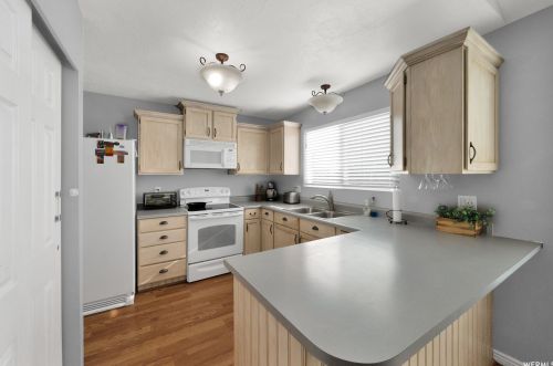 1367 Little Crk Dr, Taylorsville UT 84088-6544 exterior