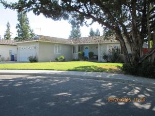 1614 Scott Pl, Clovis, CA 93611-3058