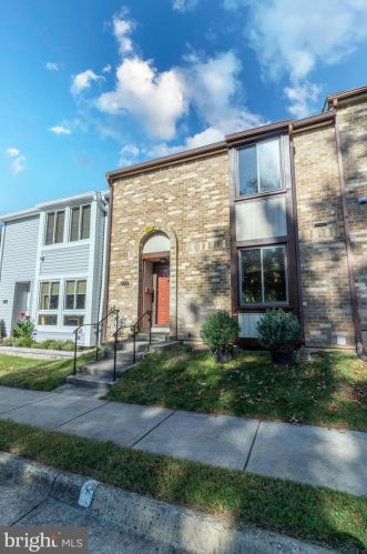 8748 Ridge Hollow Ct, Springfield VA  22152-1438 exterior