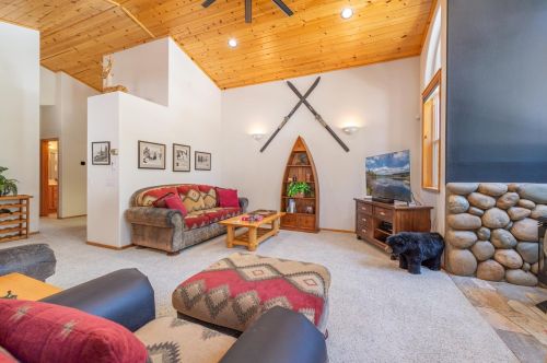 13610 Hillside Dr, Truckee CA  96161-6867 exterior