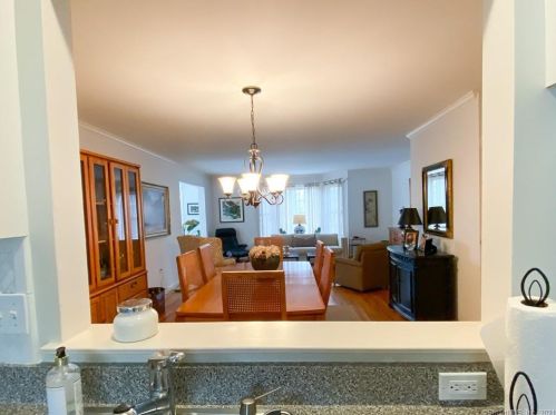 1 Bittersweet Ln, Niantic CT  06357-1400 exterior
