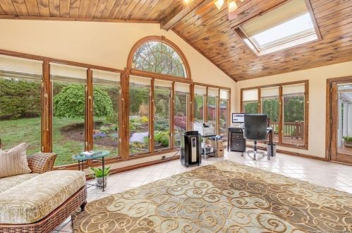 33 Ledgewood Rd, Huntington CT  06484-2147 exterior