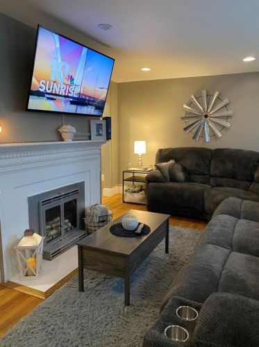 42 Cherry St, Warwick, RI 02888-3143