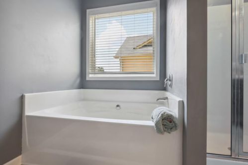 1811 Laurel Green Way, Atlanta GA  30344-8215 exterior