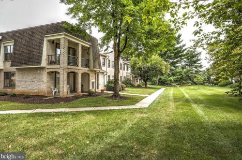 33 Valleybrook Dr, Lancaster PA  17601-4612 exterior