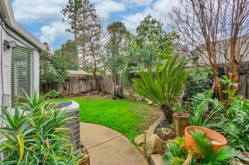 8616 Diamond Crest Ct, Elk Grove CA  95624-2848 exterior