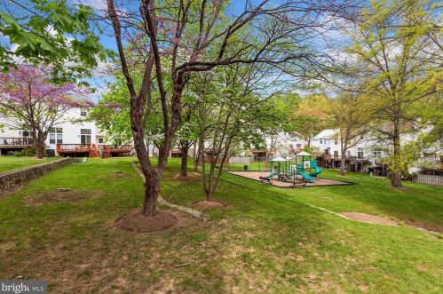 12213 Wye Oak Commons Cir, Springfield VA  22015-2839 exterior