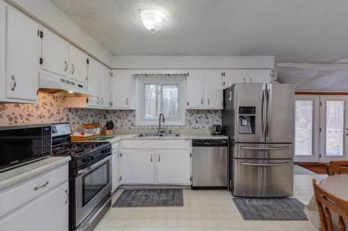 51 Forest St, Concord, NH 03303-3023