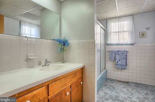 208 Garland Dr, Carlisle PA  17013-4271 exterior