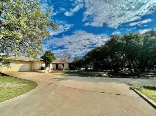 1045 Hidden Hills Dr, Mount Sharp, TX 78620-3936