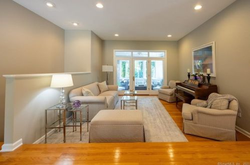 2 Turnberry Ct, Cheshire, CT 06410-2316