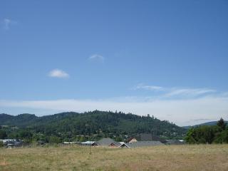 662 Cummins St, Roseburg, OR 97470-3619