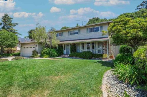 4859 Beacon Hill Dr, Hayward, CA 94552-3739