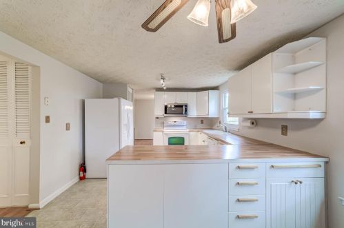 8405 Paige Glen Ave, Springfield, VA 22152-3543