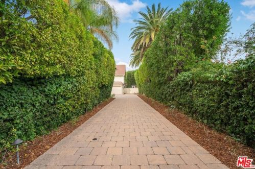17605 Embassy Dr, Van Nuys, CA 91316-2519
