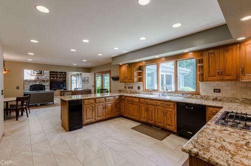 6529 Bentley Ave, Willowbrook IL 60527-1832 exterior