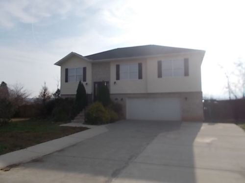 558 Hills Gate Cir, Seymour, TN 37865-2900