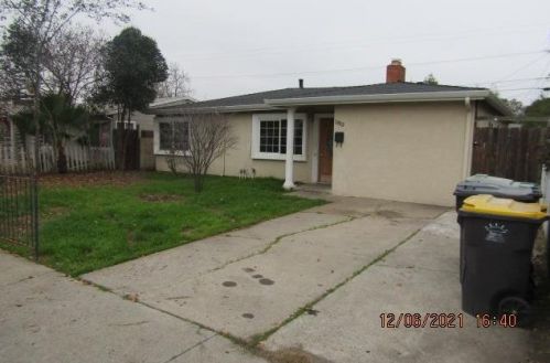 1813 Del Rio Dr, Stockton, CA 95204-1717