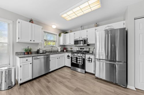 1098 Bradbury Cir, Carol Stream IL  60188-3904 exterior