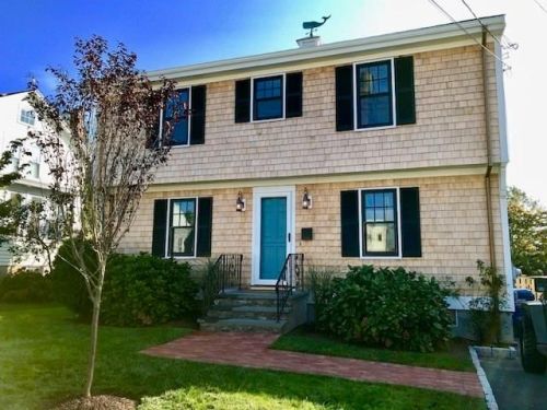 14 Eustis Ave, Middletown, RI 02840-2301
