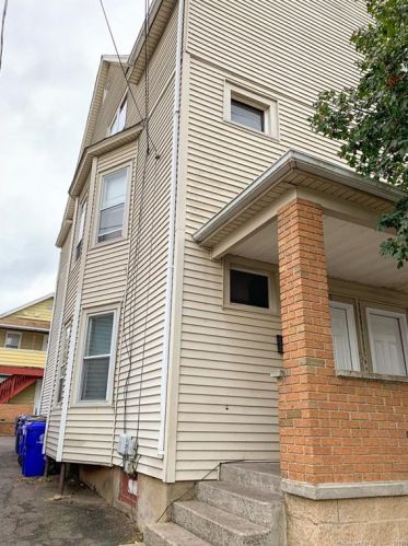 39 Grand St, Middletown CT  06457-2735 exterior