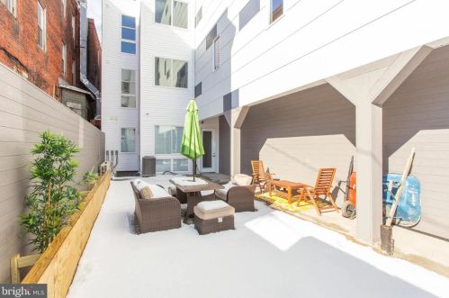 2207 Broad St, Philadelphia PA 19148-2916 exterior