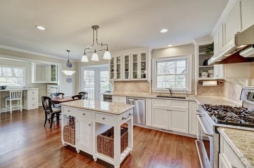 7000 Hunters Branch Dr, Atlanta GA  30328-1715 exterior